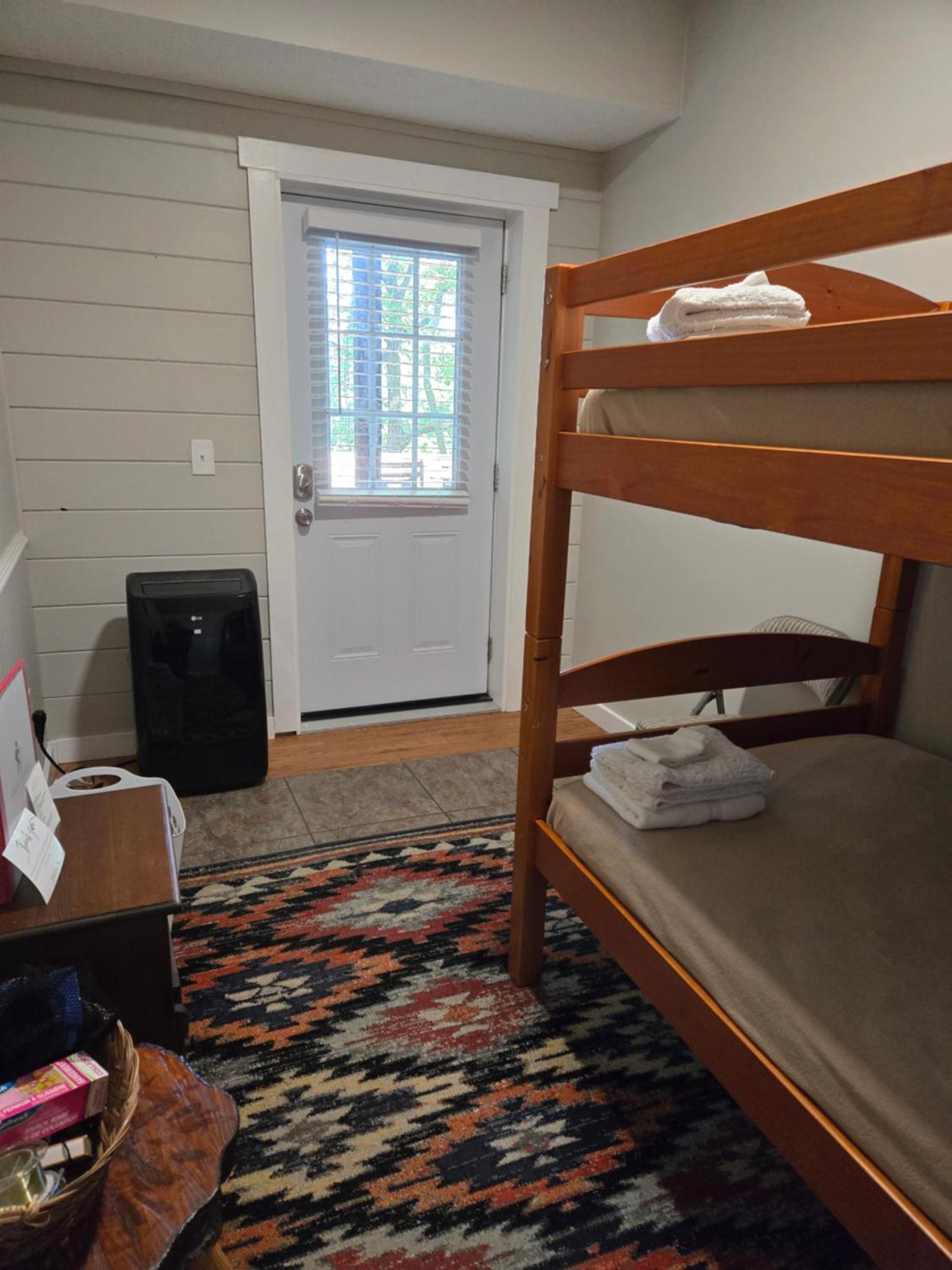 Hotel Barefoot Hills Dahlonega Esterno foto